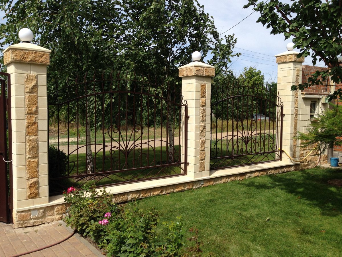 Красивые колонны для забора