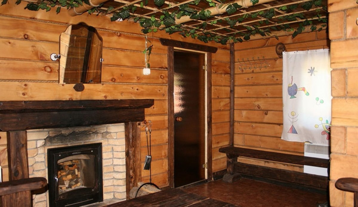 Камин в бане в комнате отдыха