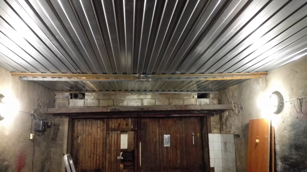 Потолок в гараже из профлиста