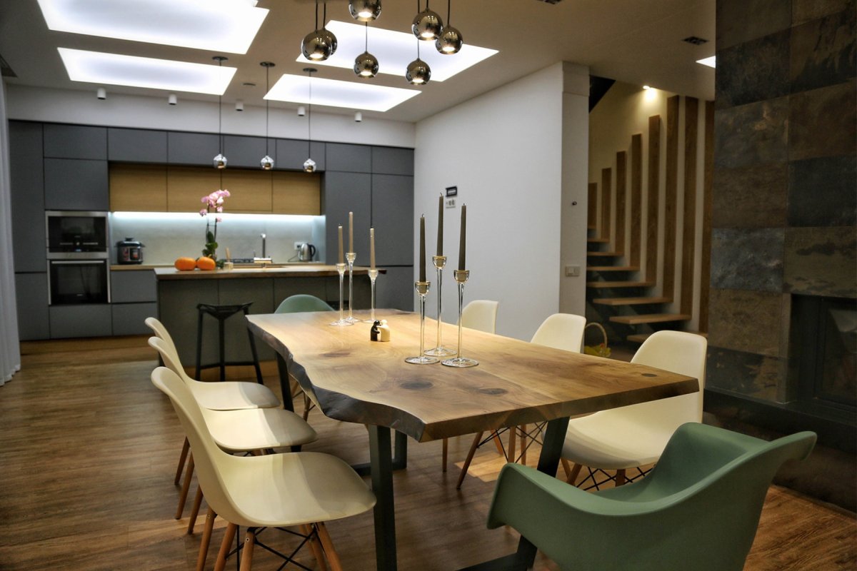 Кухня гостиная со столом из слэба