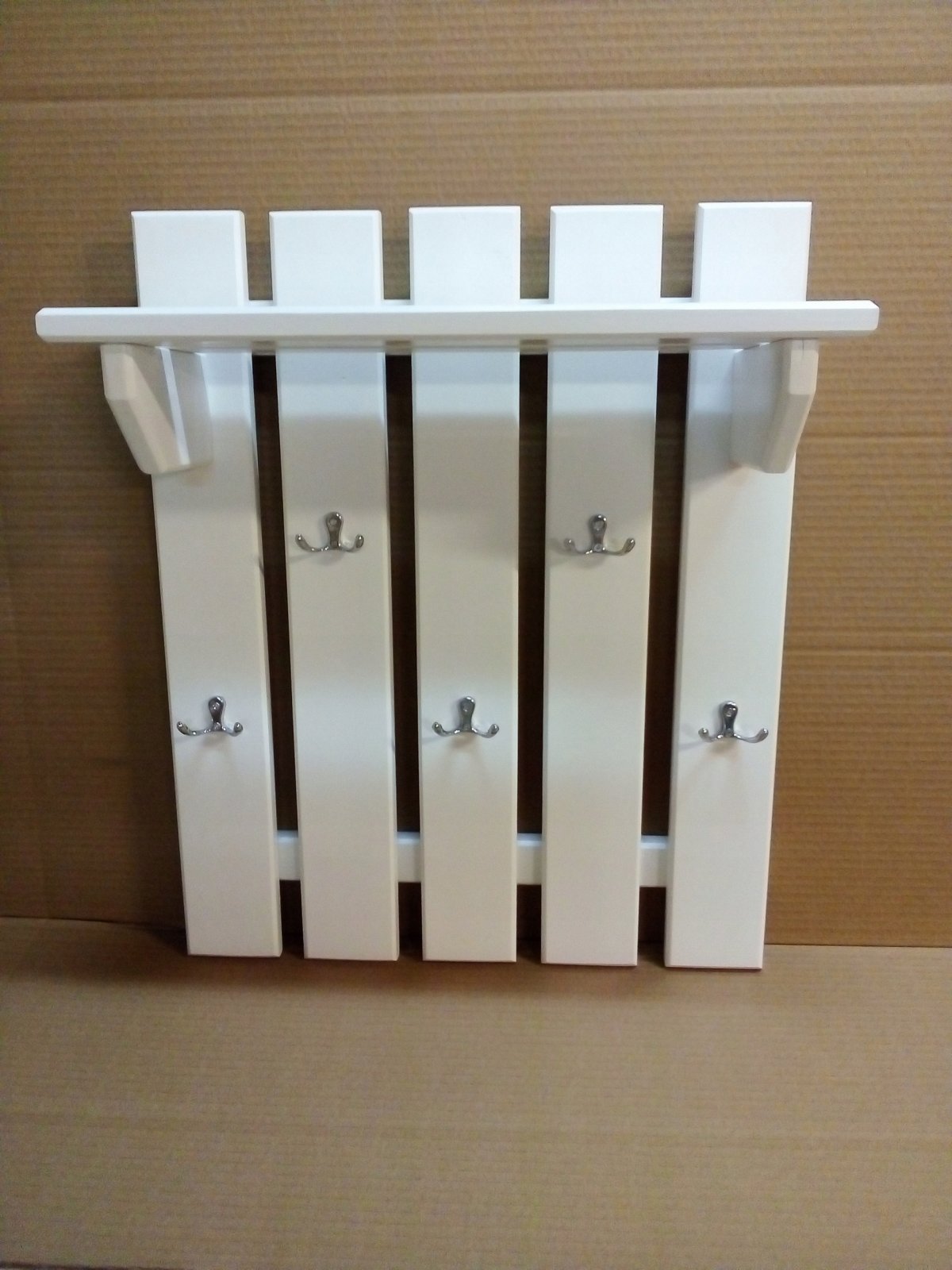 Настенная вешалка в прихожую из дерева