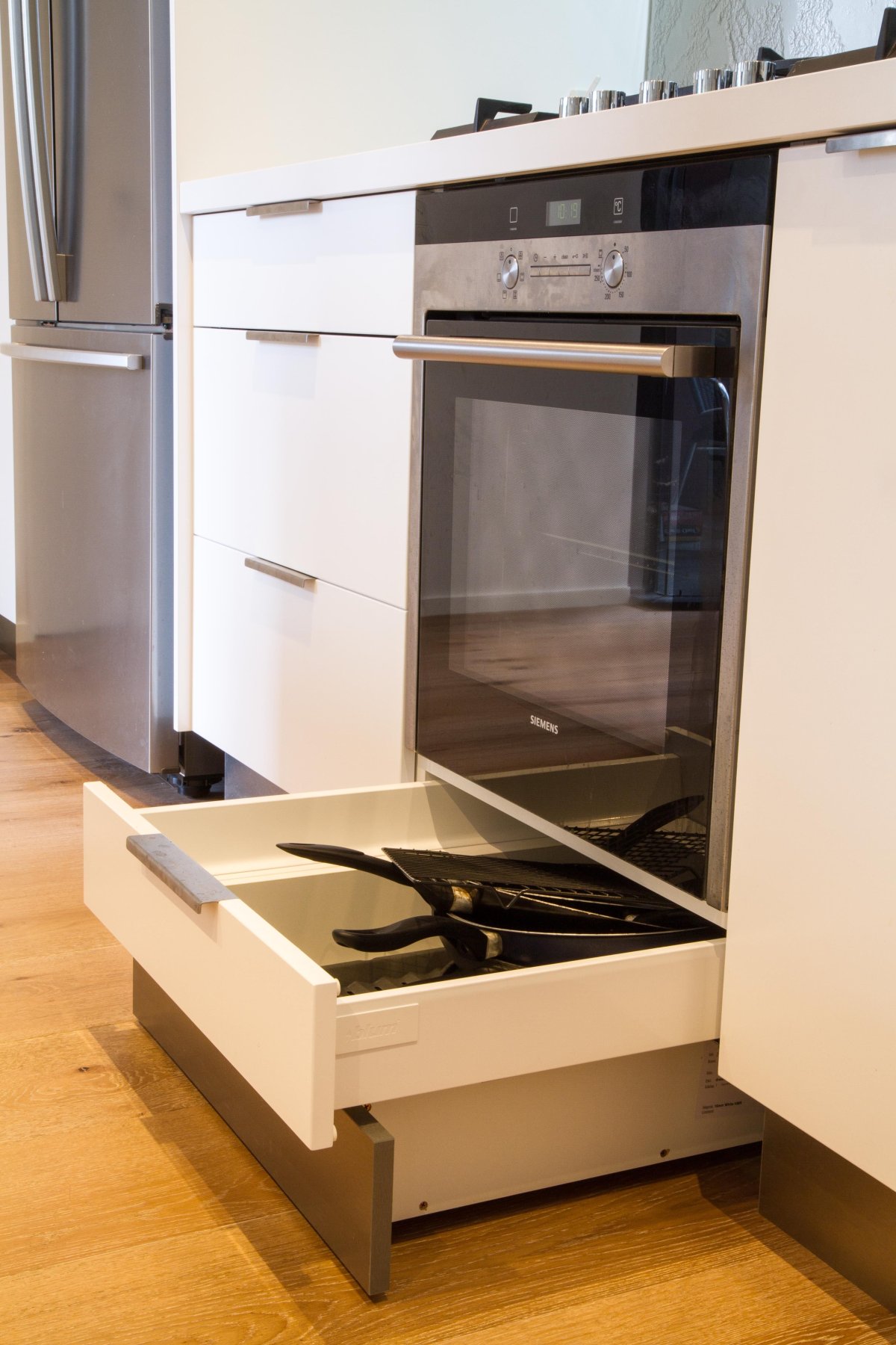 Выдвижной ящик под духовой шкаф