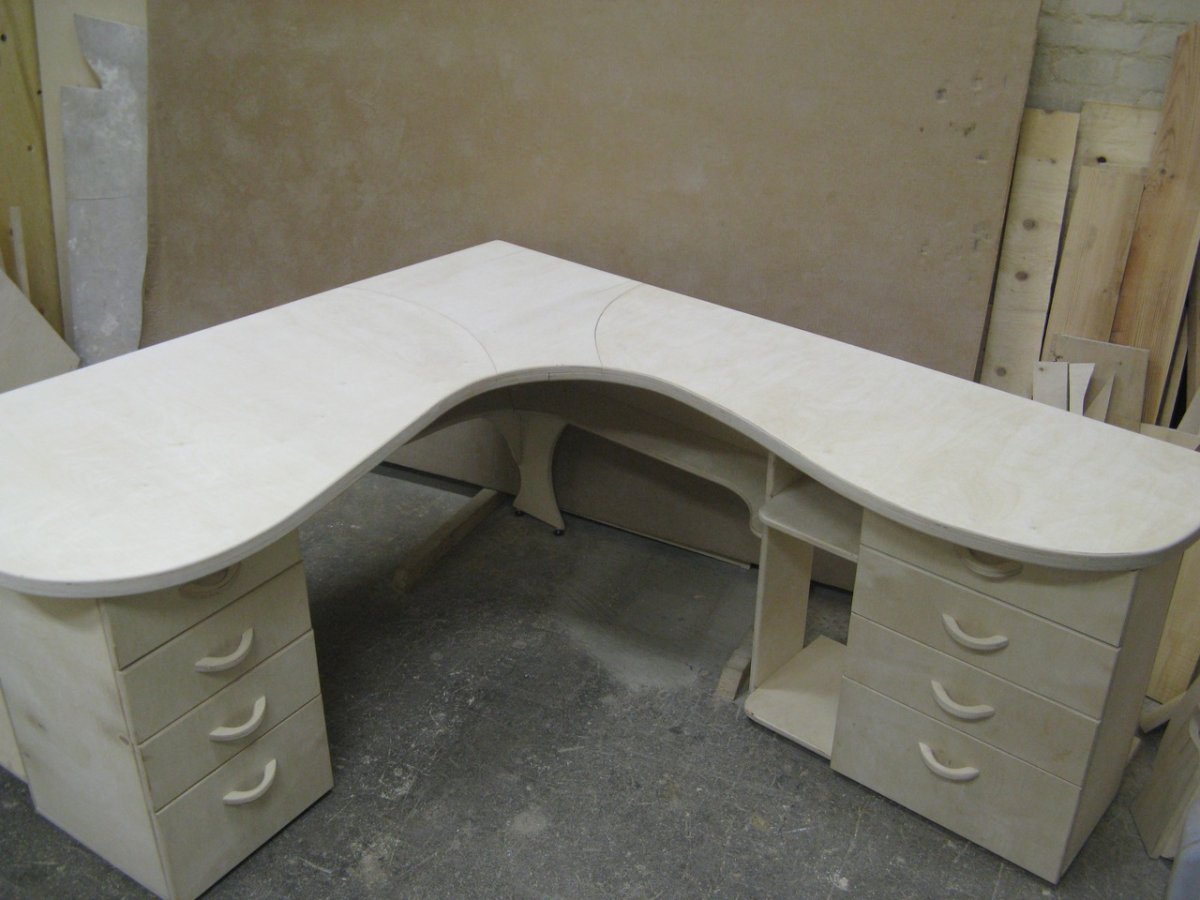 Угловой стол из фанеры