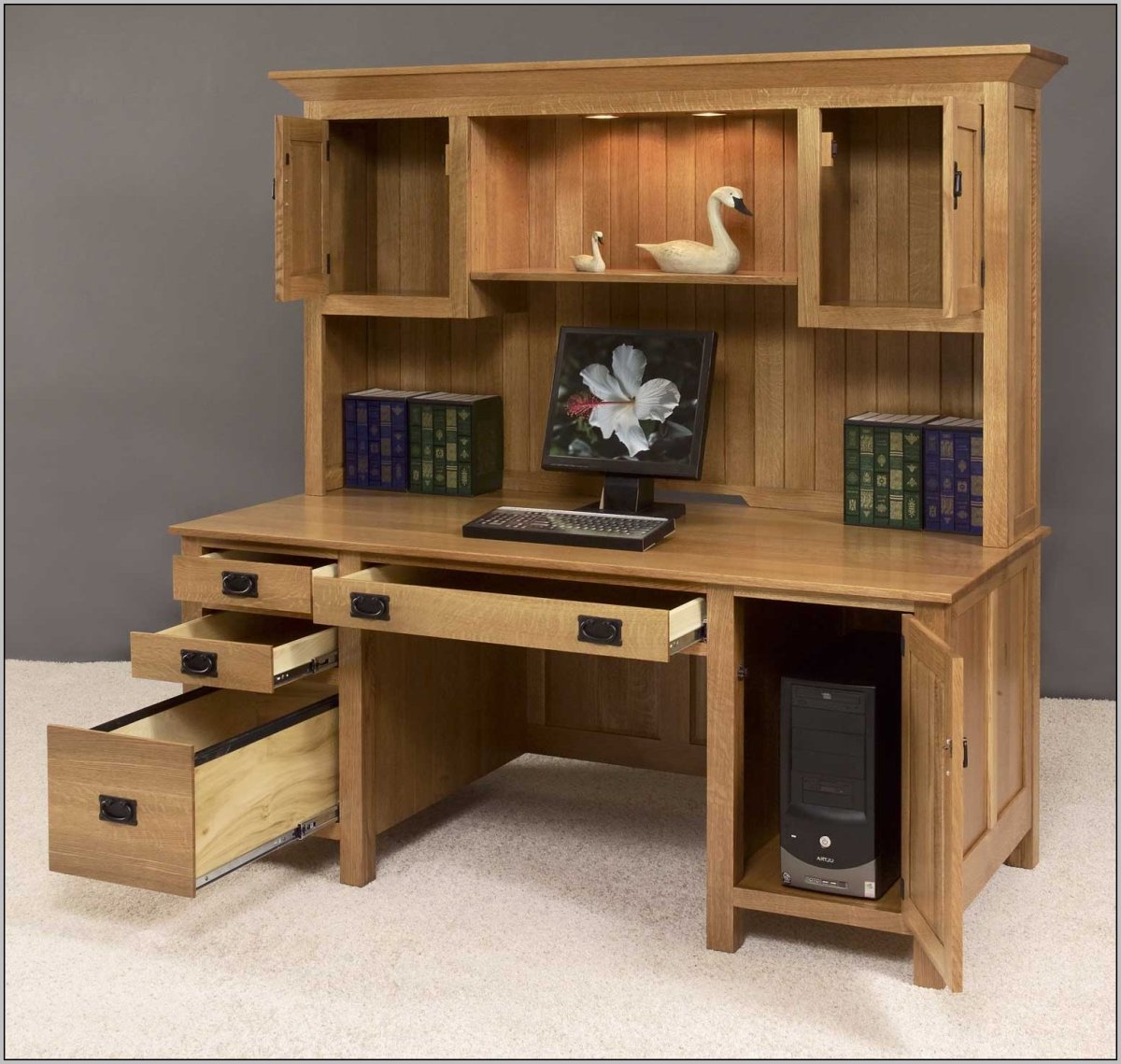 Угловой компьютерный стол из натурального дерева