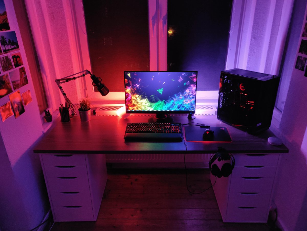 Компьютерный стол с подсветкой