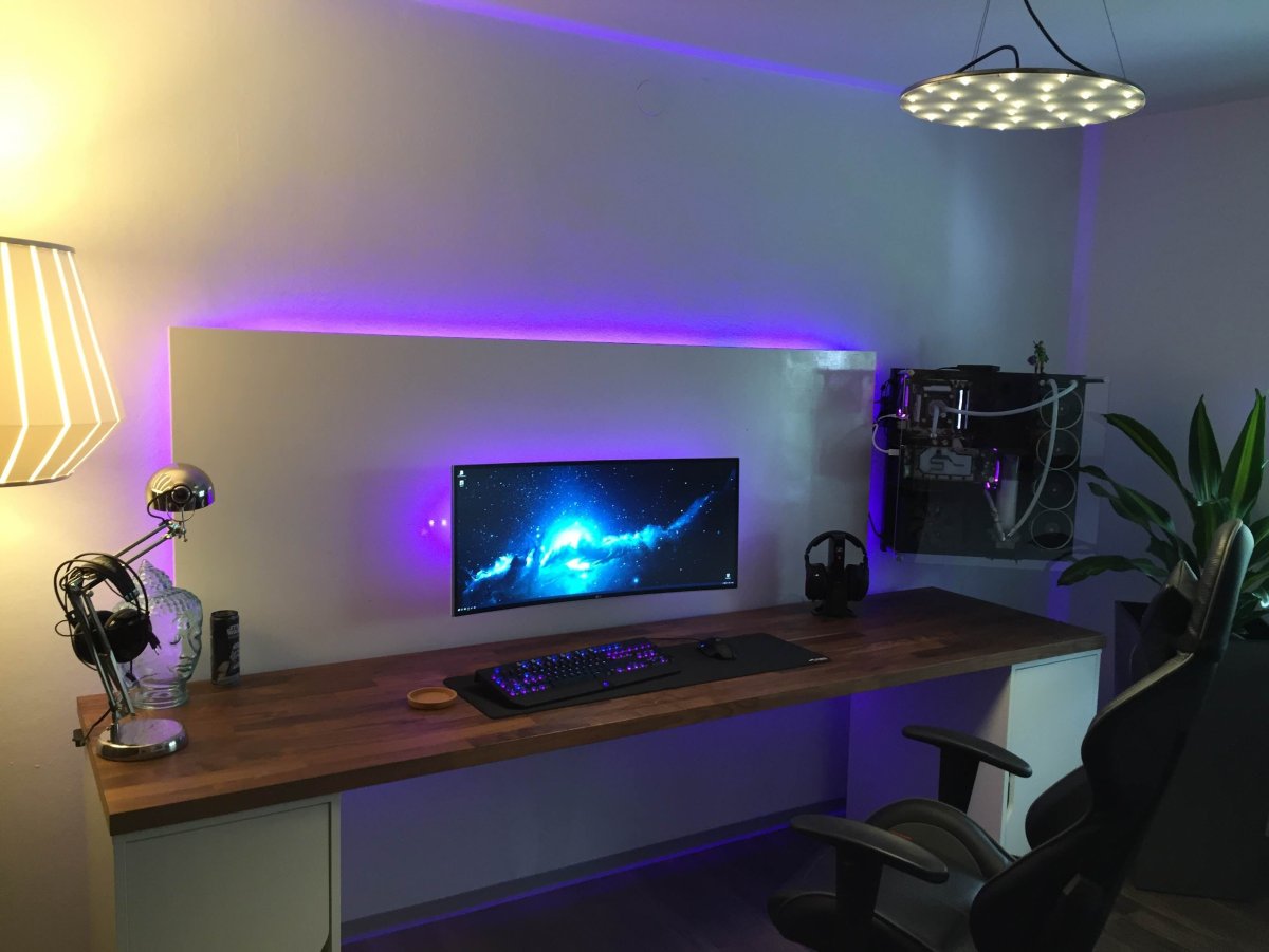 Компьютерный стол с подсветкой