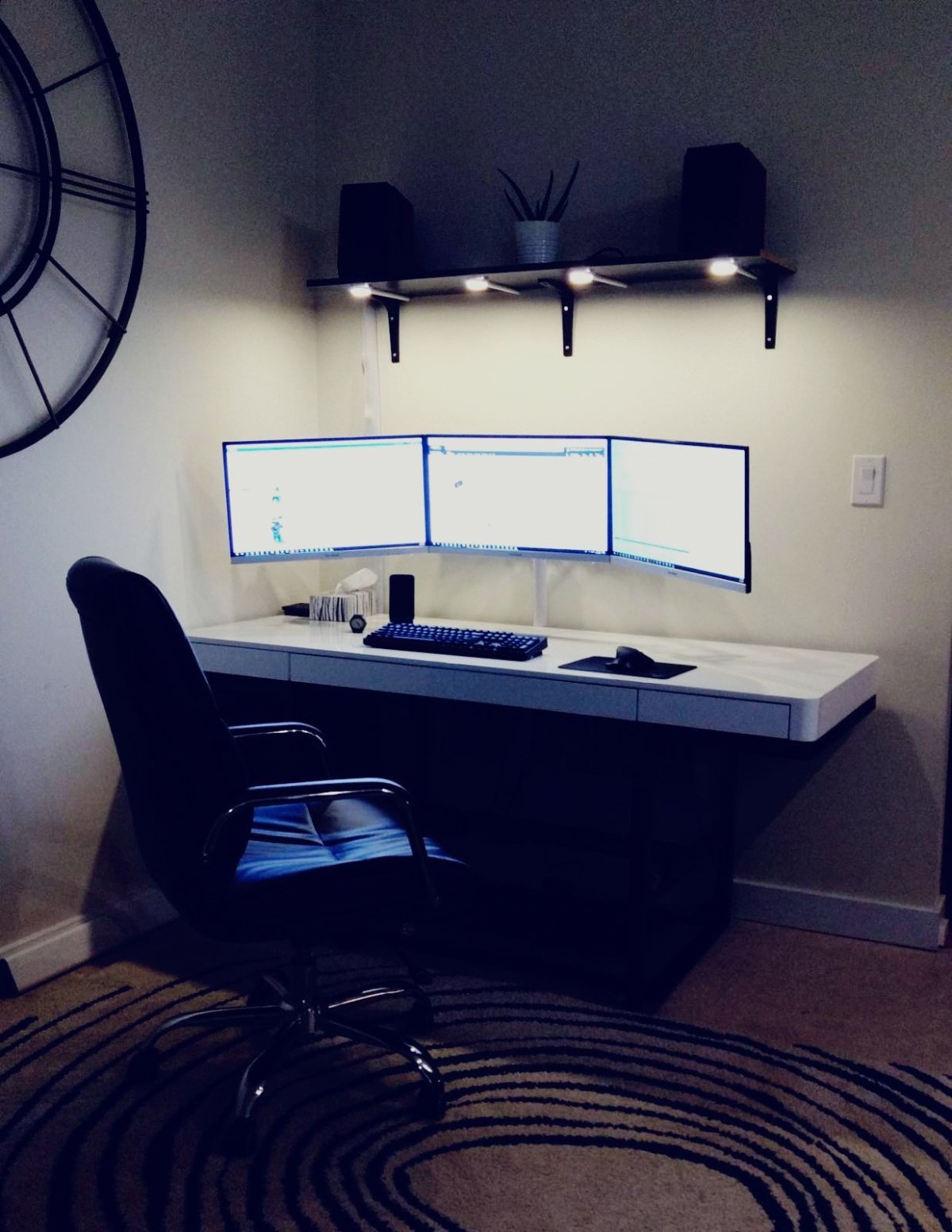 Освещение компьютерного стола