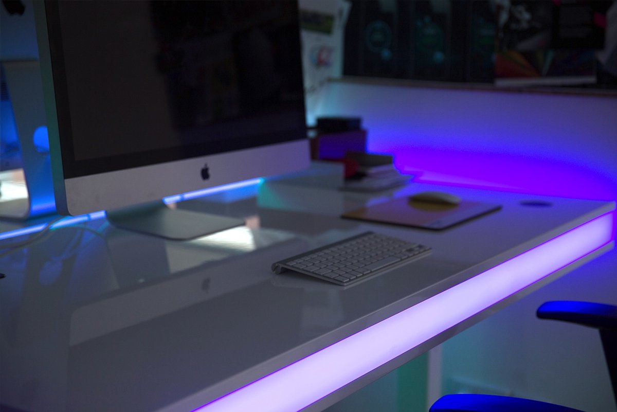 Светодиодная лента на столе