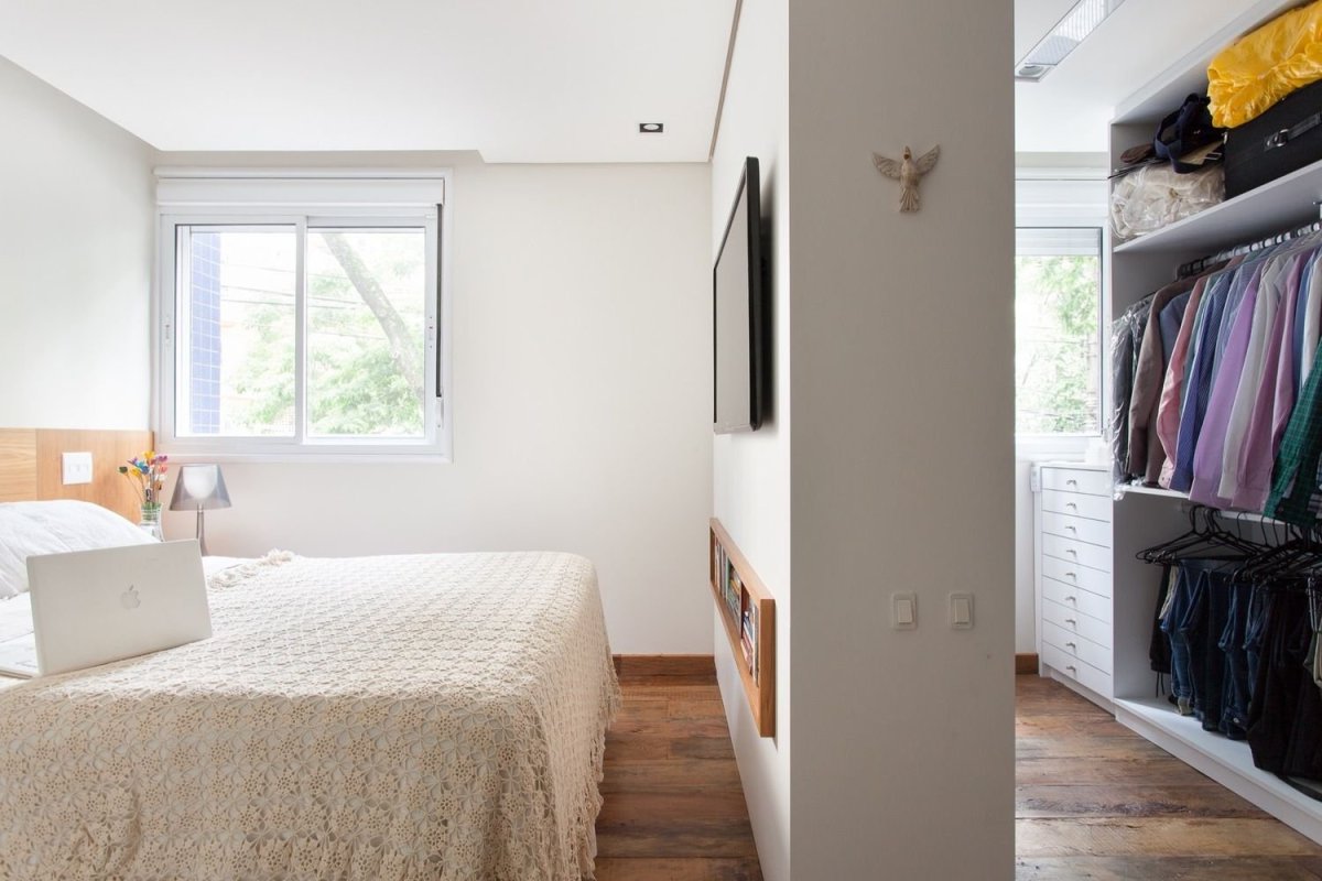 Гардероб за кроватью в спальне