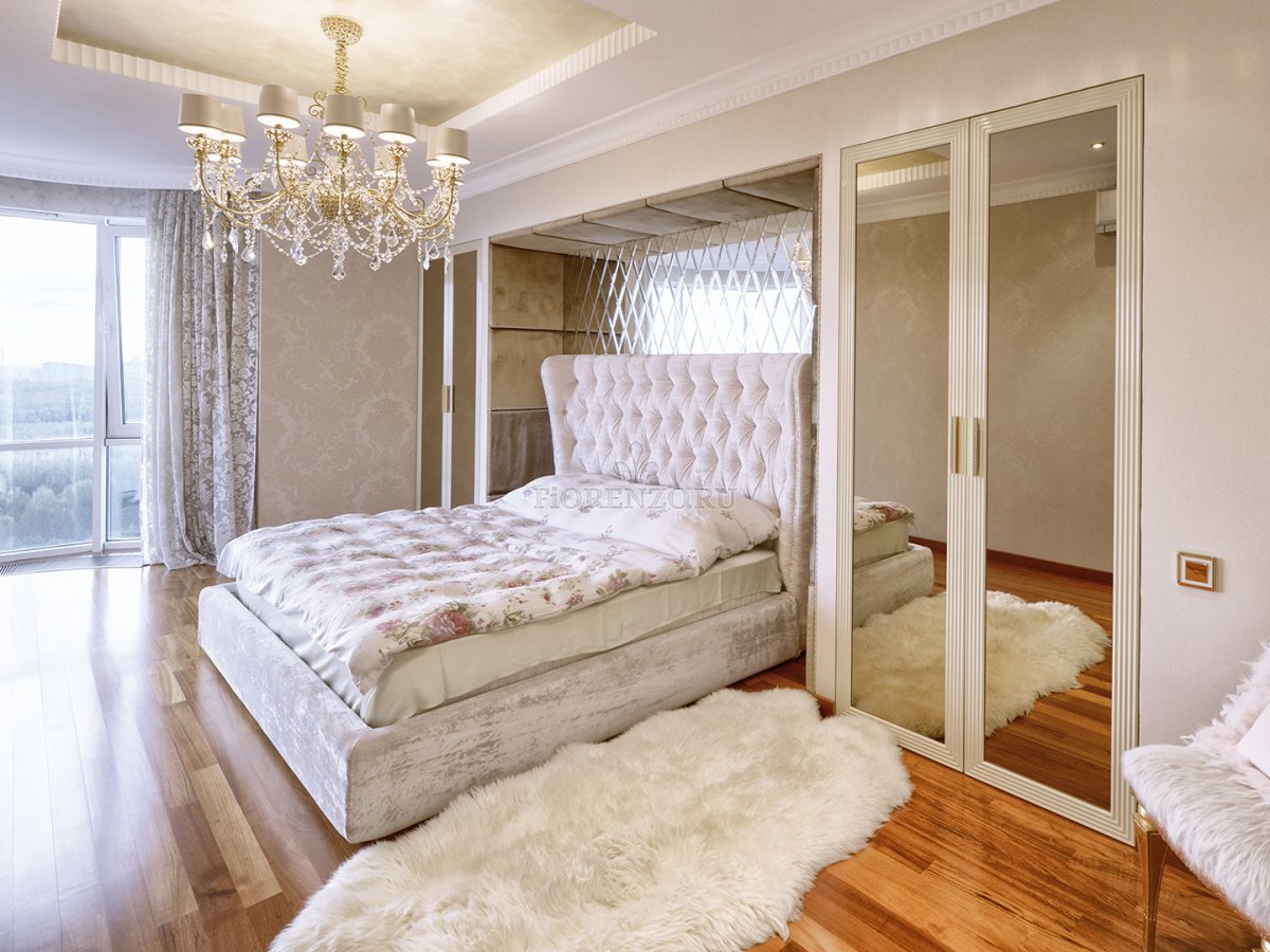 Кровать с зеркальными шкафами