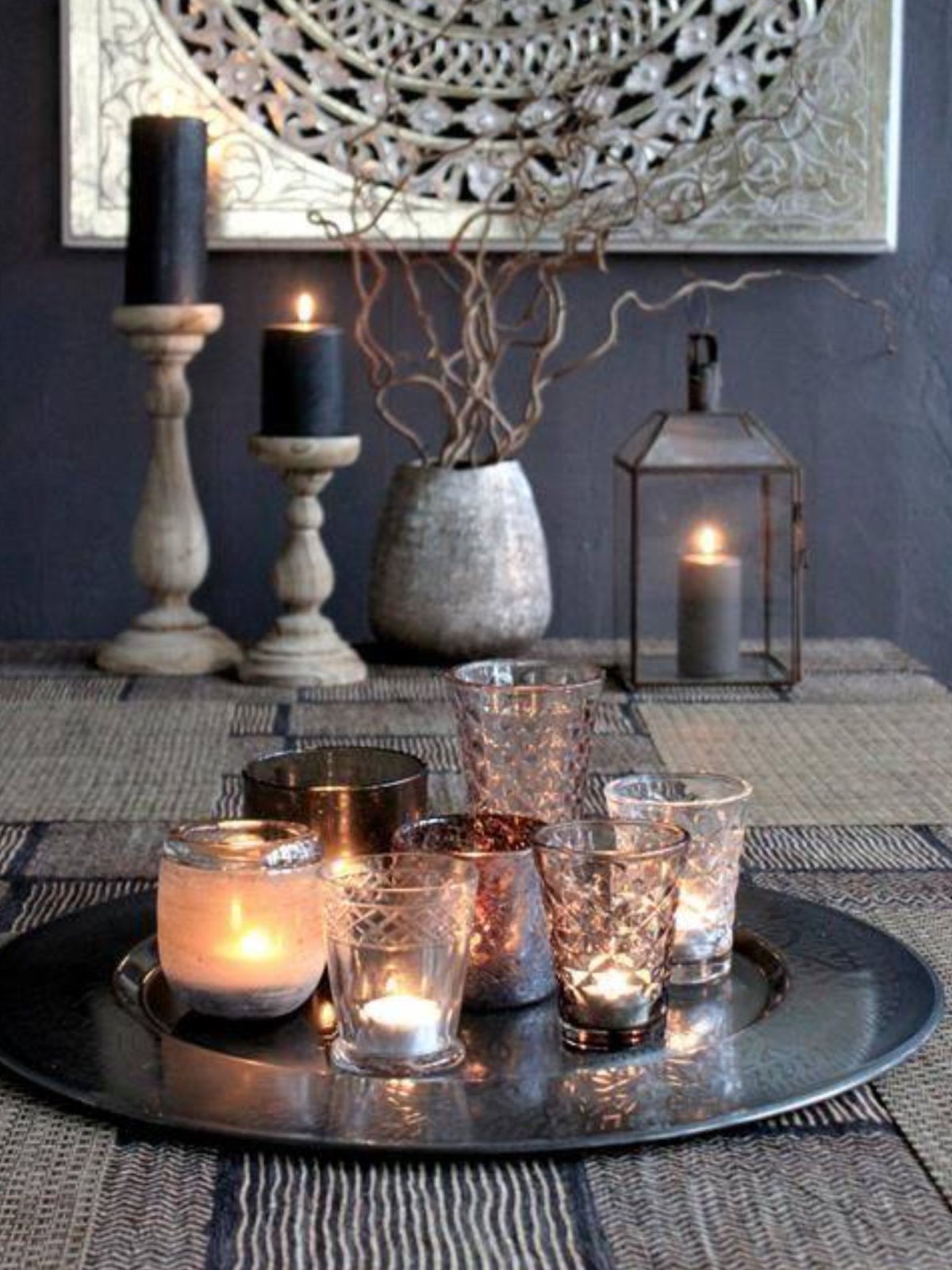 Свечи на подносе в интерьере