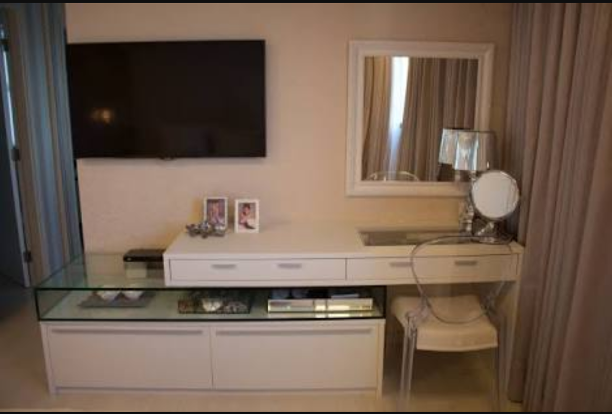 Туалетный столик рядом с телевизором