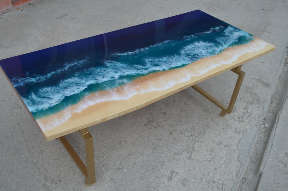 Стол с эпоксидной смолой море
