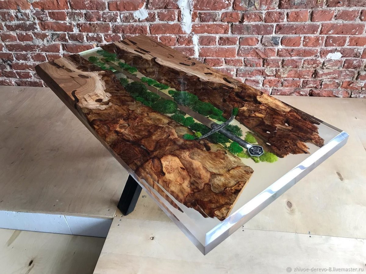 Стол с эпоксидной смолой