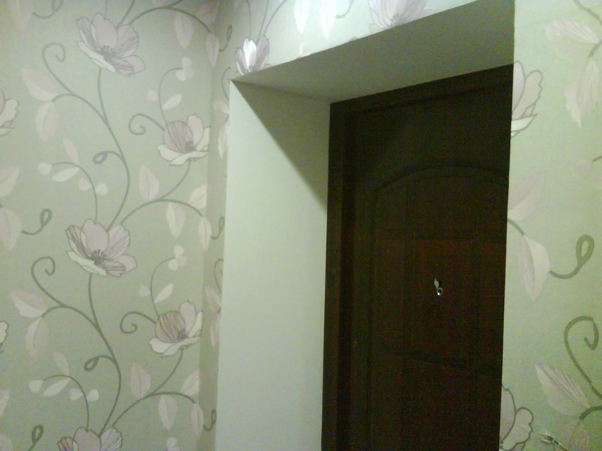 Откосы входной двери обоями