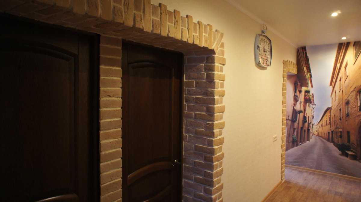 Дверной проем декоративным кирпичом