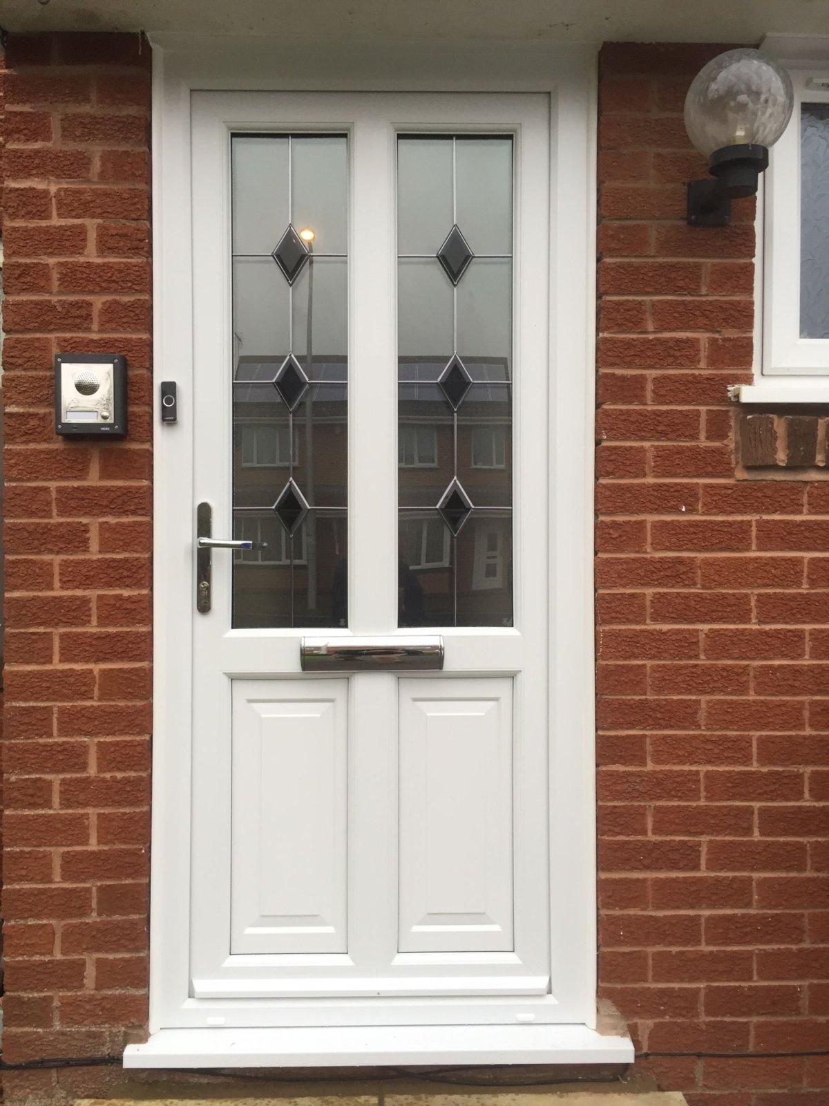 Красивые входные пластиковые двери