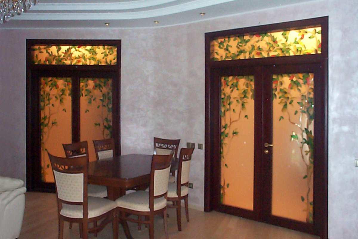 Витраж над дверным проемом