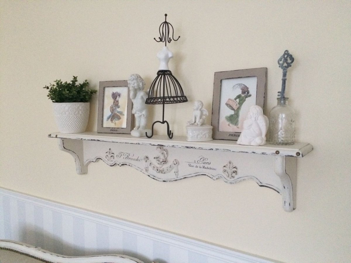 Настенный декор с полкой