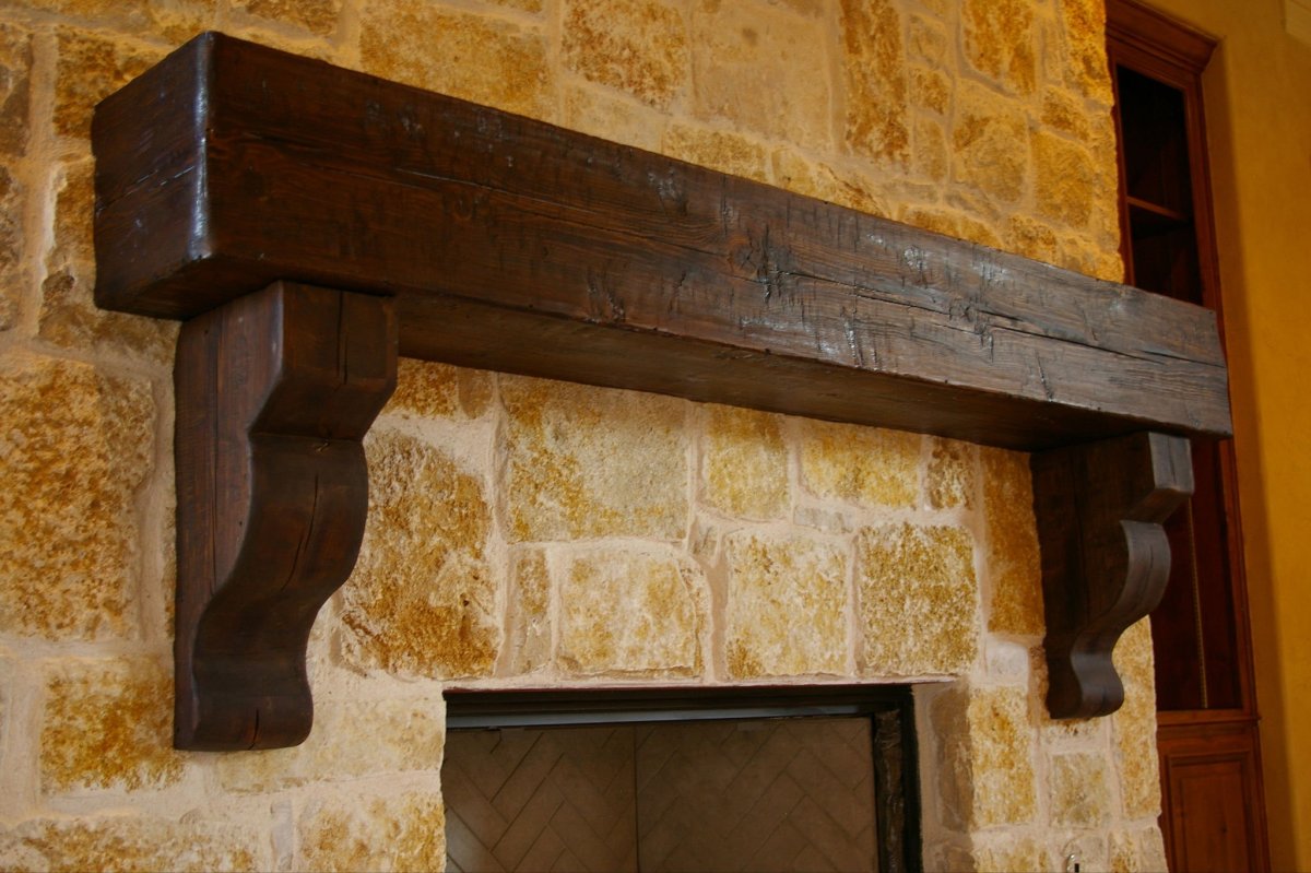 Деревянная балка для камина