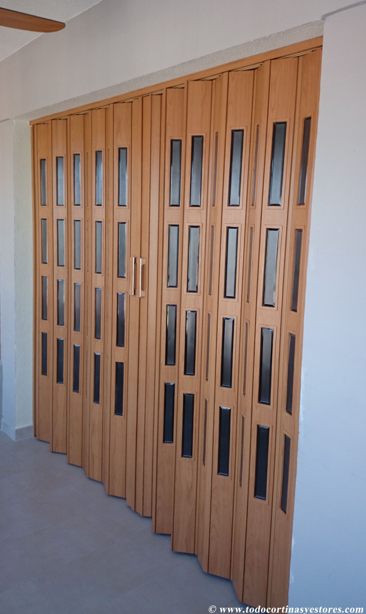 Дверь гармошка из дерева