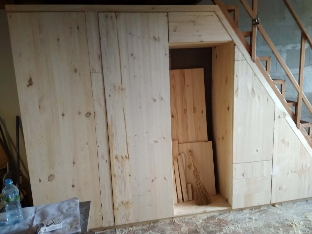 Шкаф под лестницей из мебельных щитов