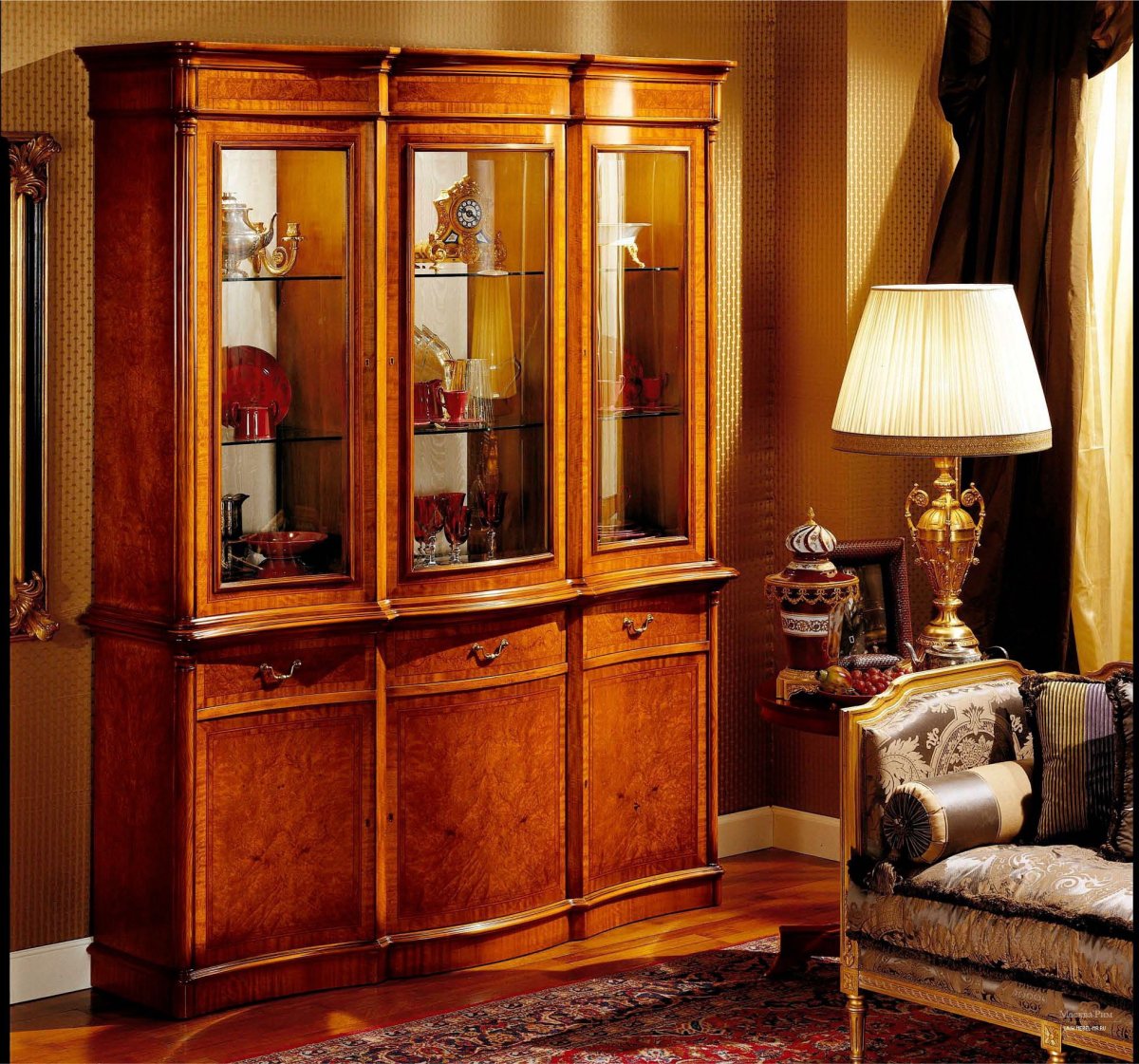 Гостиный сервант 8069