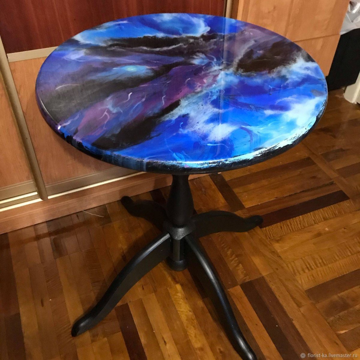 Стол из эпоксидной смолы