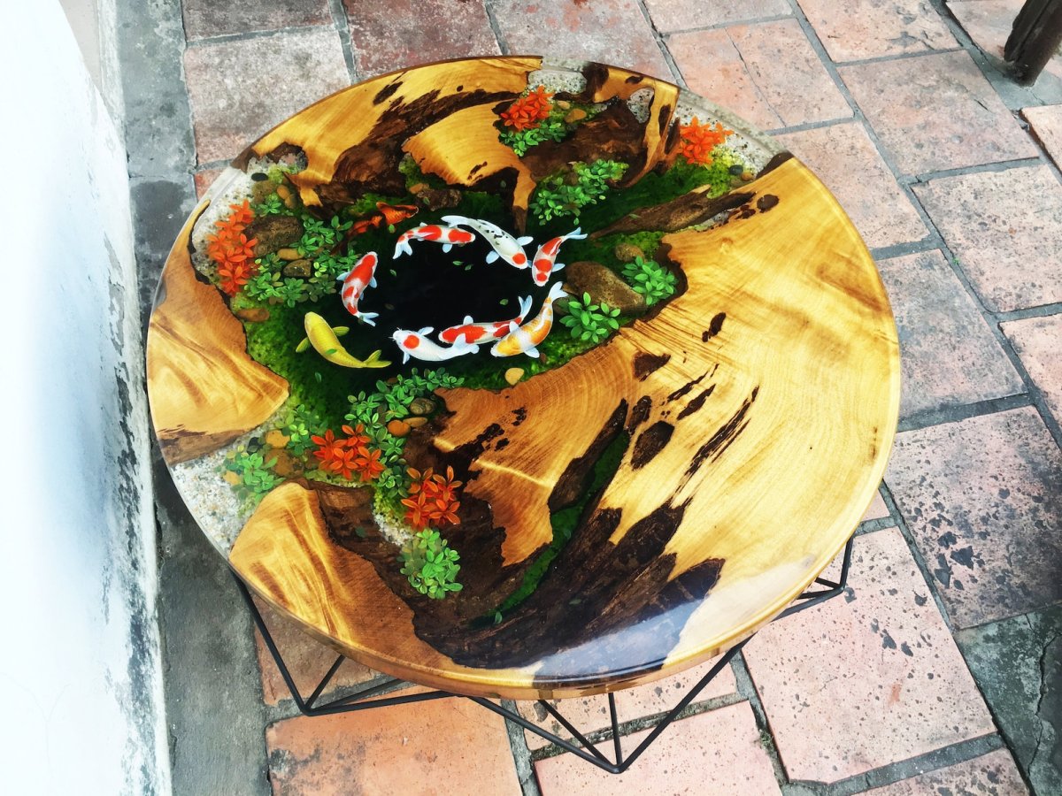 Стол из эпоксидной смолы и цветов