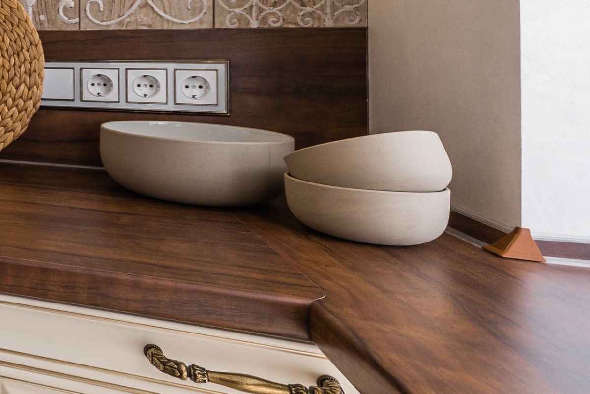 Запил стыка ламинированной столешницы