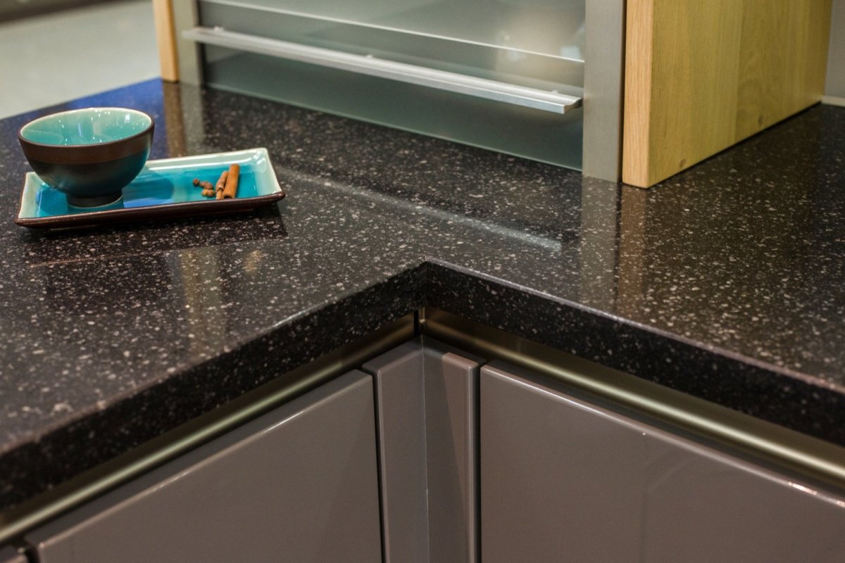 Кварцевый агломерат стыки на столешнице