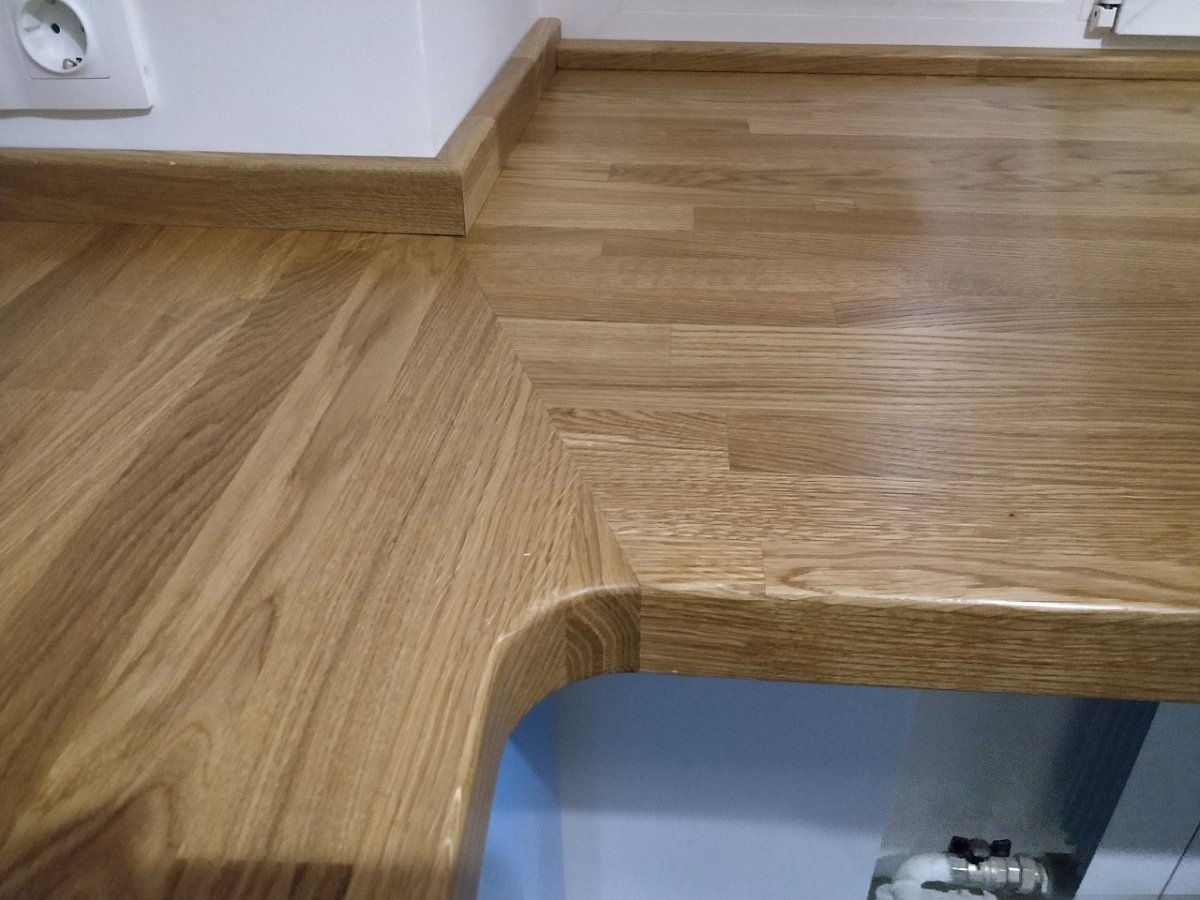 Стык деревянной столешницы