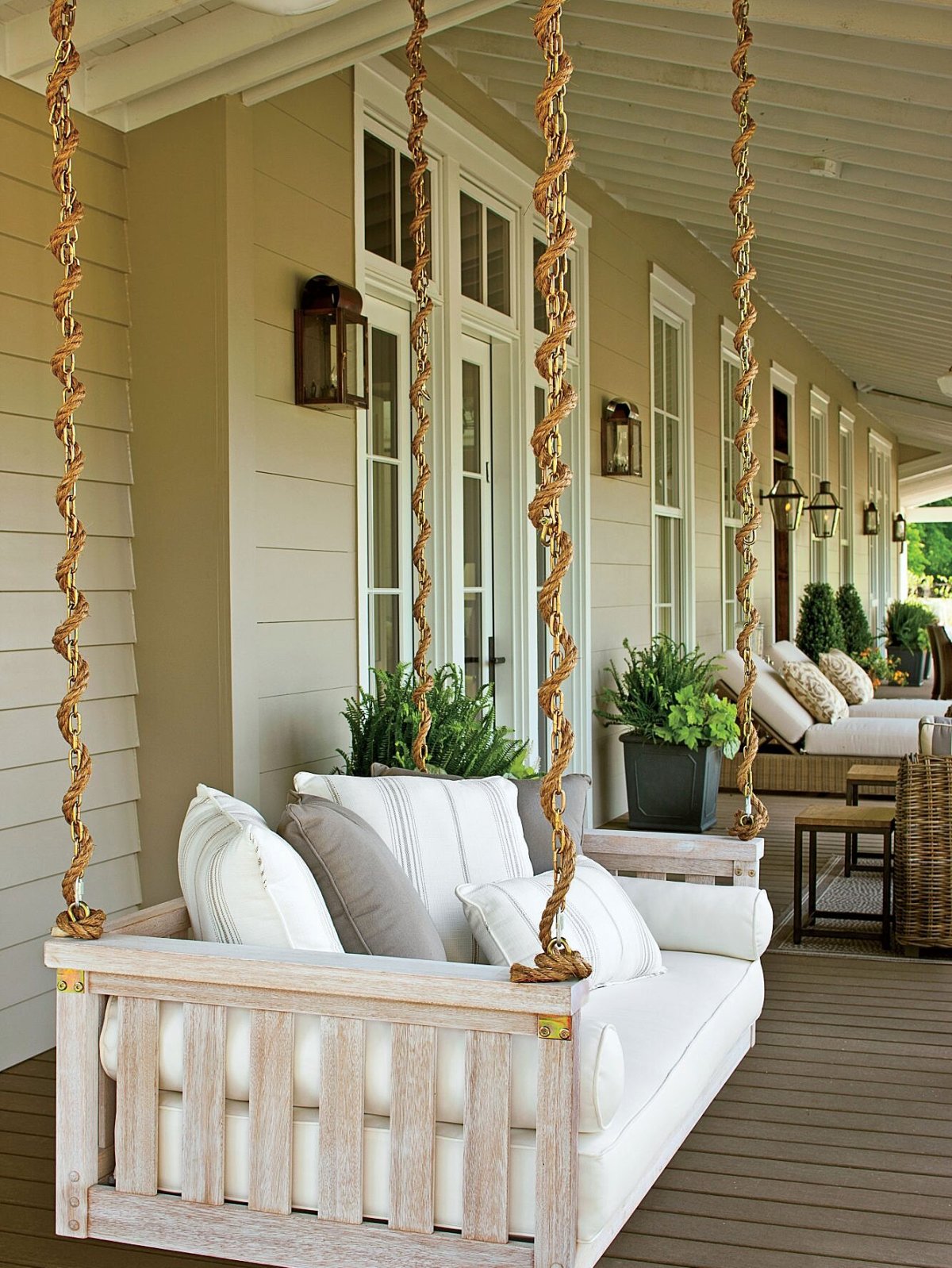 Качели на веранде подвесные