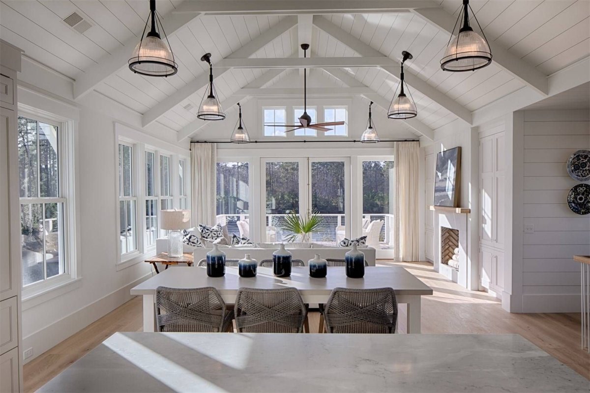 Загородный дом с высокими потолками
