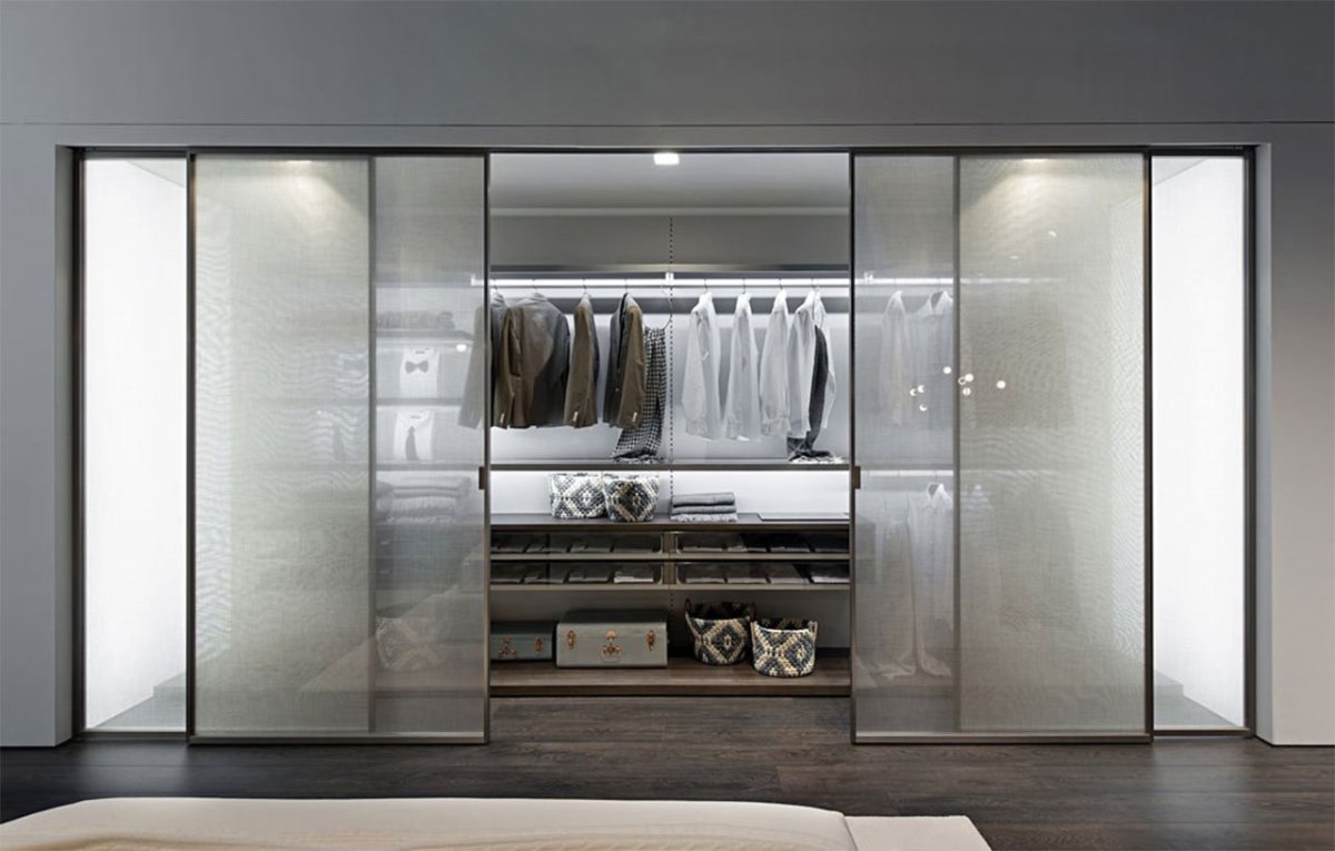 Стеклянные раздвижные двери в гардеробную