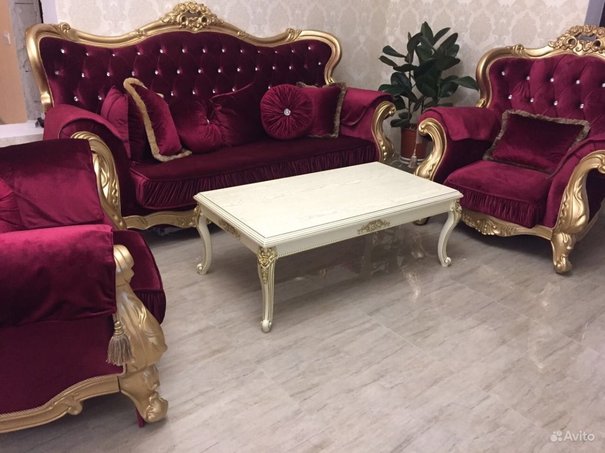 Диван в королевском стиле