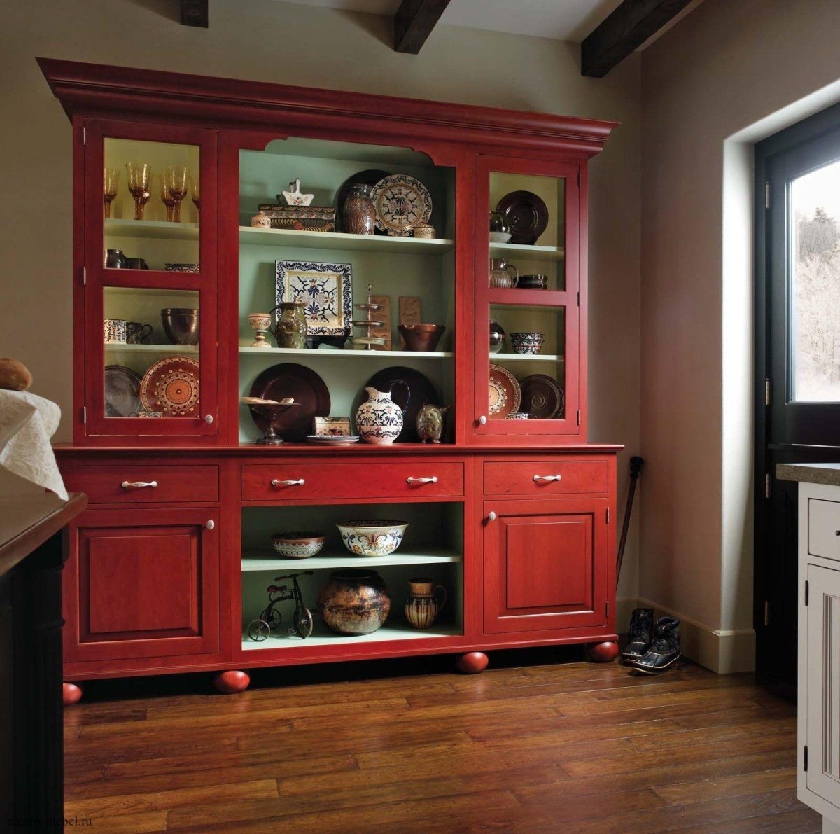 Сервант в английском стиле