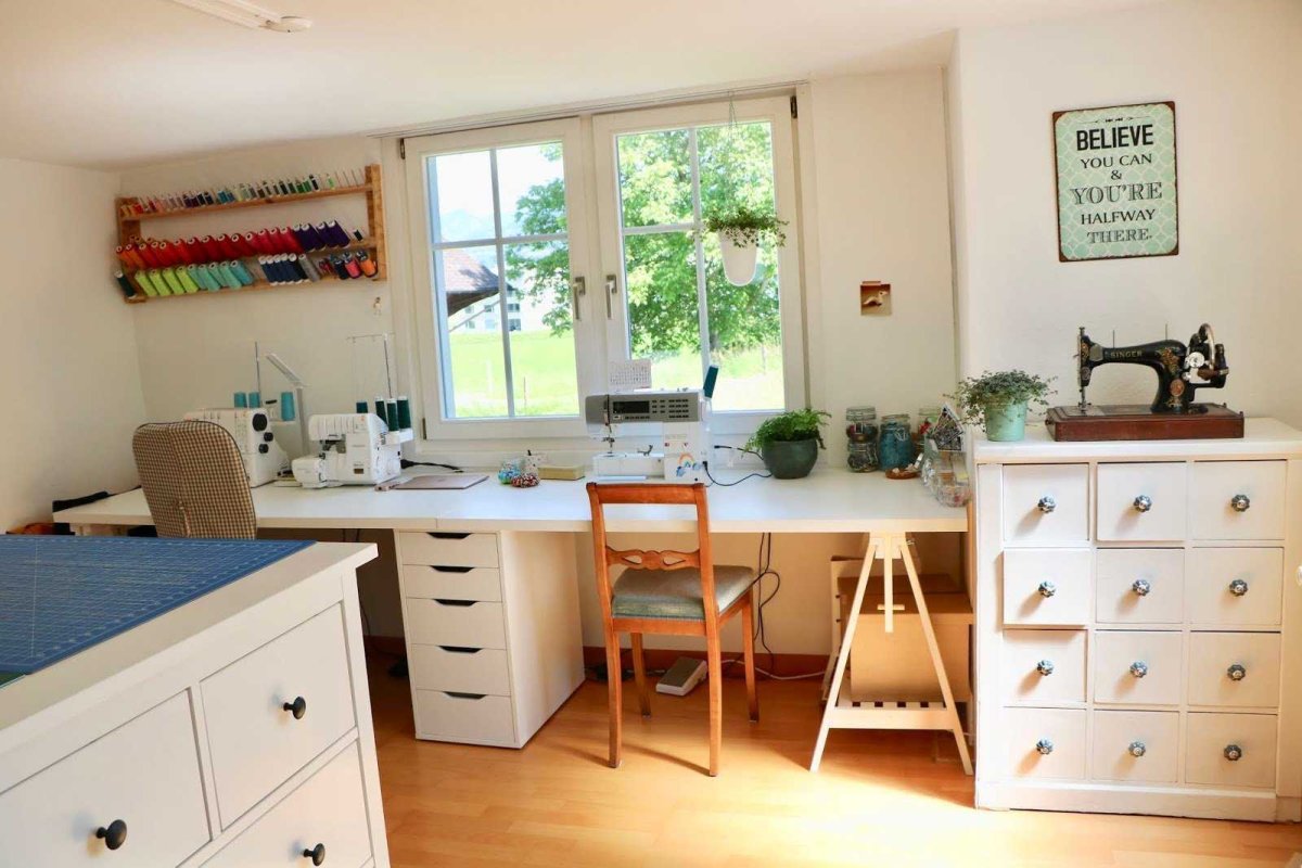 Обустройство швейного уголка в комнате