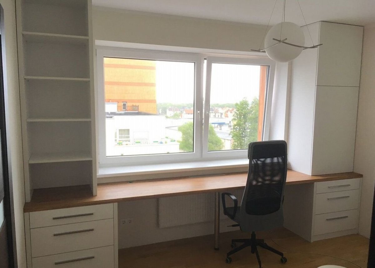 Письменный стол вдоль окна