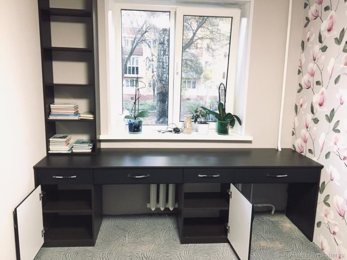 Стол у окна