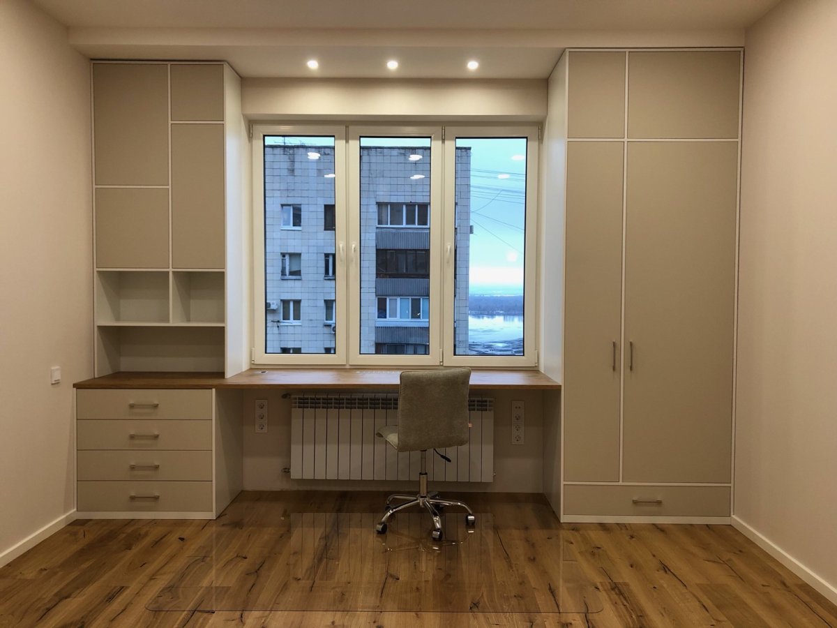 Шкафы возле окна