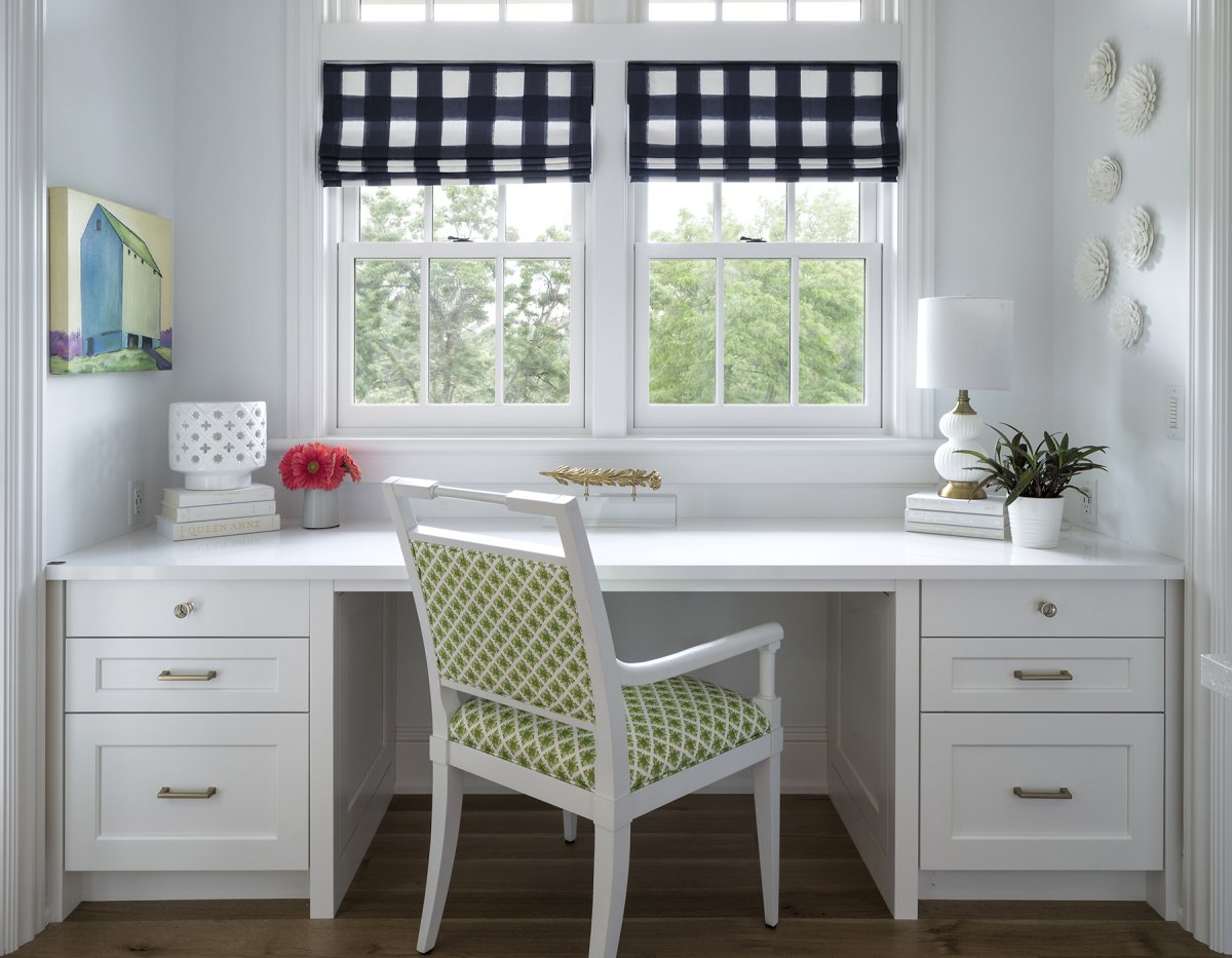 Стол у окна