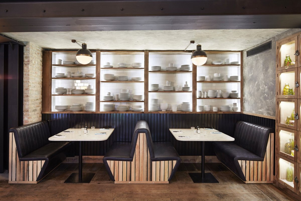 Интерьер кафе сидят