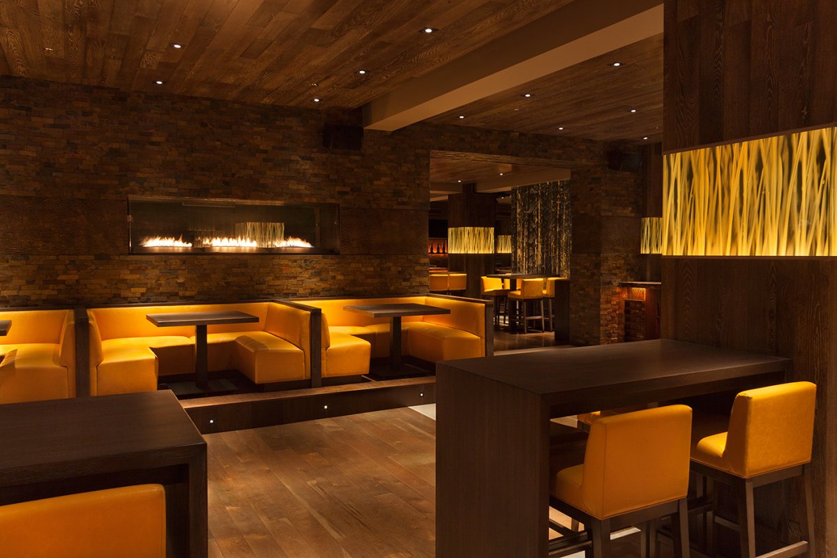 Интерьерный вид ресторана с баром