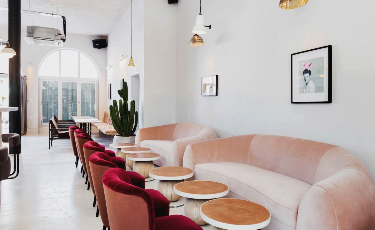 Кафе с мягкими дверями