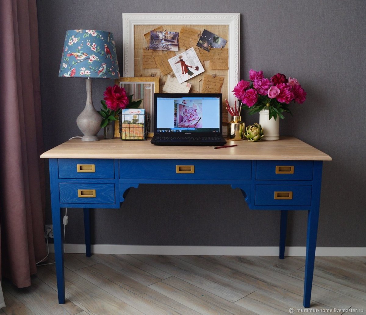 Красивый письменный стол