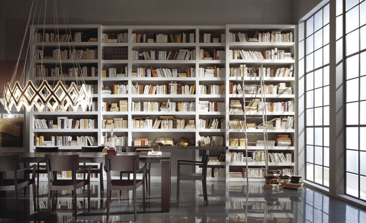 Книжные стеллажи в библиотеке