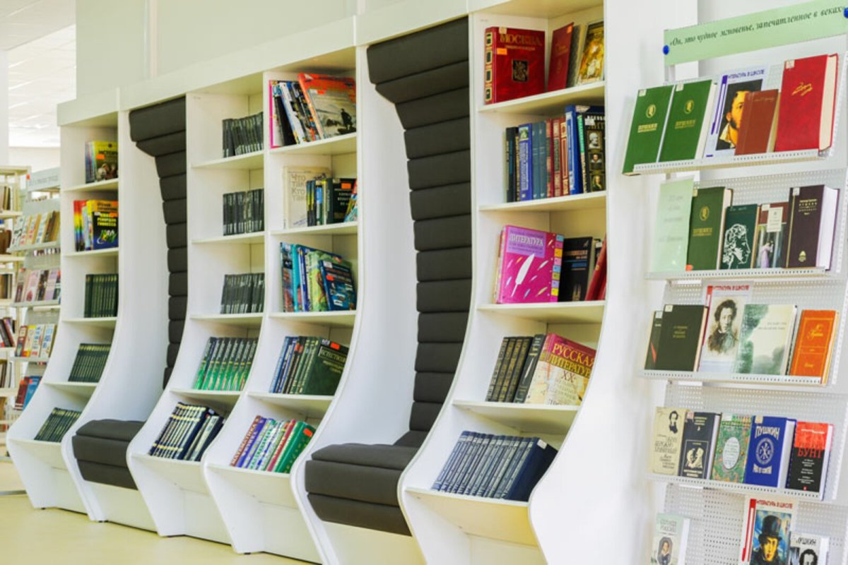 Стеллаж с посадочным местом для библиотеки