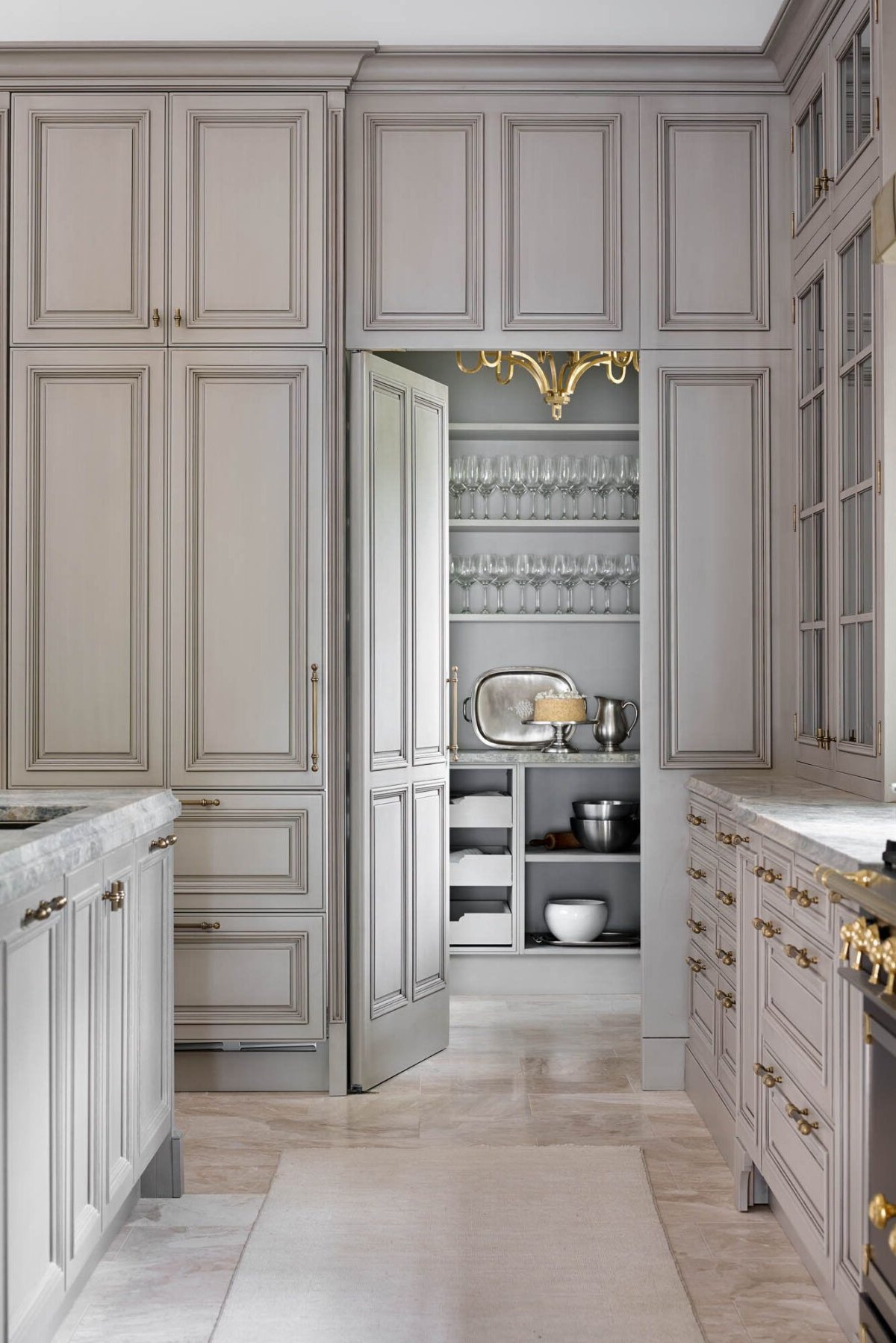 Белая кухня с рельефными фасадами