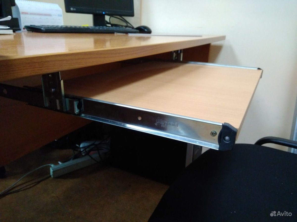 Стол компьютерный с выдвижной полкой